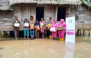Kapolsek Pangean Dampingi Bhayangkari Berbagi Korban Banjir Wujud Cooling System